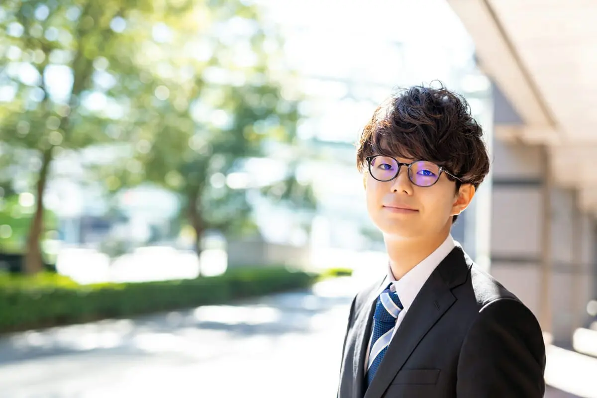 中性的な顔立ちをしている